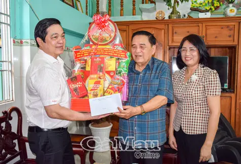 Phó Chủ tịch UBND tỉnh Huỳnh Chí Nguyện thăm, tặng quà nguyên lãnh đạo tỉnh