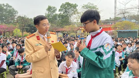 Tuyên truyền pháp luật về an toàn giao thông cho học sinh Trường THCS Hương Sơn