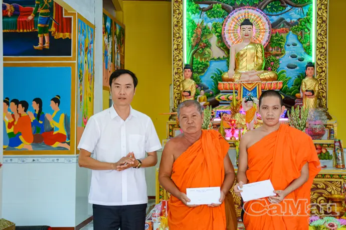 Sở Dân tộc và Tôn giáo thăm, tặng quà Salatel nhân dịp lễ Sene Dolta