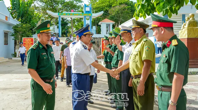 Cảnh sát biển Việt Nam thăm, tặng quà các lực lượng tại cụm đảo Hòn Khoai