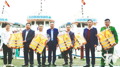 Kiểm tra hoạt động vận tải hành khách tại hồ Ba Bể và hồ Núi Cốc