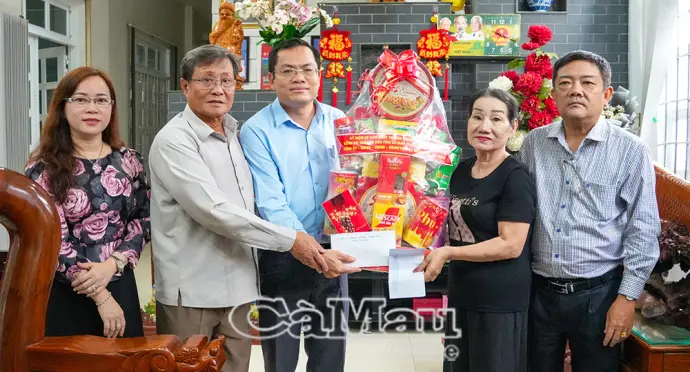 Thăm gia đình thân nhân các liệt sĩ Khởi nghĩa Hòn Khoai