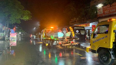 Hàng nghìn người ứng trực suốt đêm bảo vệ an toàn đê Hà Châu