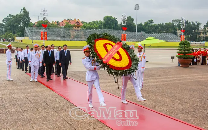 Đoàn công tác Tỉnh uỷ Cà Mau viếng Lăng Chủ tịch Hồ Chí Minh