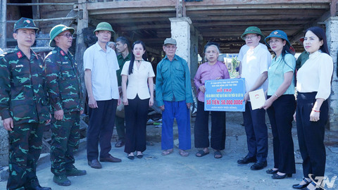Lãnh đạo tỉnh Thái Nguyên thăm hỏi, trao hỗ trợ cho người dân bị thiệt hại do dông lốc