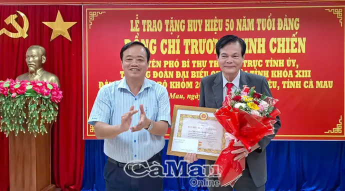 Trao tặng Huy hiệu 50 năm tuổi Đảng cho đồng chí Trương Minh Chiến