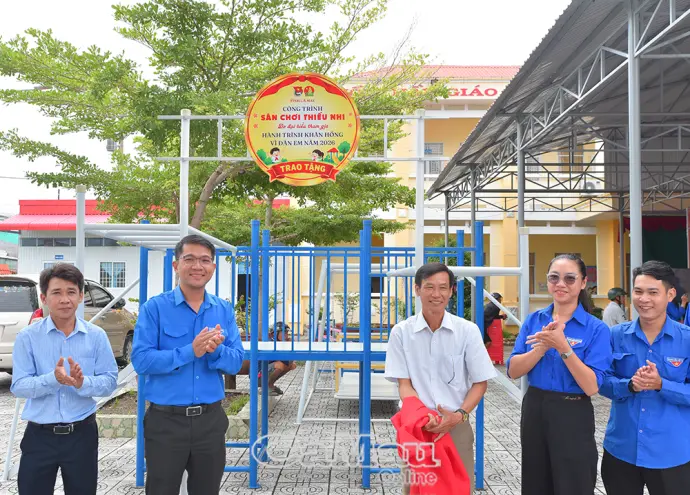 Tỉnh đoàn Cà Mau bàn giao sân chơi thiếu nhi