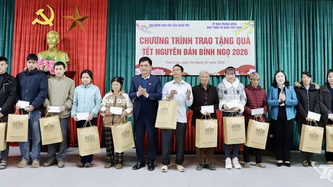 Đoàn đại biểu Quốc hội tỉnh Thái Nguyên: Thăm, tặng quà gia đình chính sách, hộ nghèo