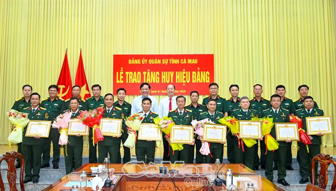Đảng uỷ Quân sự tỉnh Cà Mau ra nghị quyết lãnh đạo quý IV và trao Huy hiệu Đảng