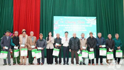 Ngân hàng Chính sách xã hội tặng quà Tết tại xã Phượng Tiến