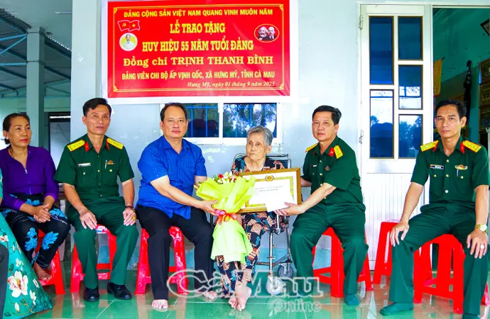 Trao Huy hiệu 55 năm tuổi Đảng cho đảng viên tại xã Hưng Mỹ