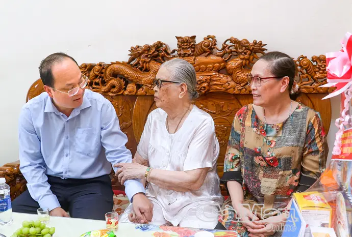 Bí thư Tỉnh uỷ Nguyễn Hồ Hải thăm, tặng quà Mẹ Việt Nam anh hùng
