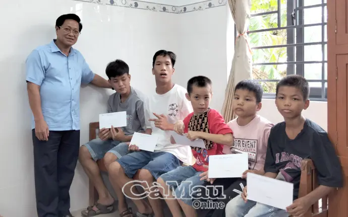 Lãnh đạo tỉnh thăm, tặng quà cho trẻ em và người cao tuổi