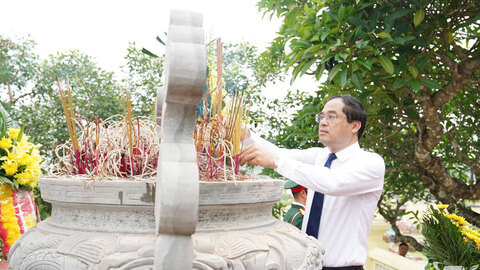 Đồng chí Bí thư Tỉnh ủy Trịnh Xuân Trường dâng hương tại Nghĩa trang Liệt sĩ Dốc Lim