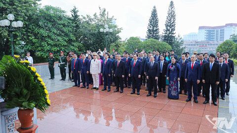 Đoàn đại biểu dự Đại hội Đảng bộ tỉnh Thái Nguyên dâng hương tưởng niệm các Anh hùng liệt sĩ