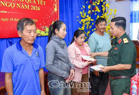 110 suất quà Tết đến với hộ nghèo Xã Nguyễn Việt Khái