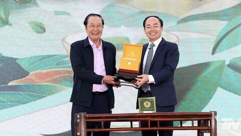 Đấu giá trà búp cổ gây quỹ hỗ trợ người nghèo tỉnh Thái Nguyên