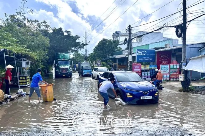 Đường Mậu Thân hư hỏng nghiêm trọng, tiềm ẩn nguy cơ tai nạn