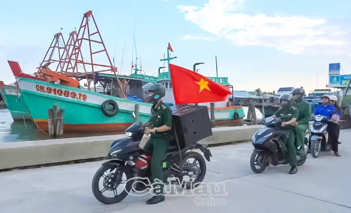 Tiếng loa biên phòng đưa thông tin bầu cử đến ngư dân