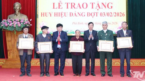 Trao Huy hiệu Đảng cho 42 đảng viên Đảng bộ xã Phú Bình