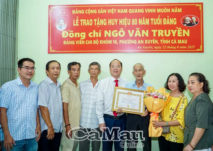 Bí thư Tỉnh uỷ Nguyễn Hồ Hải trao huy hiệu Đảng và tặng quà nguyên lãnh đạo tỉnh