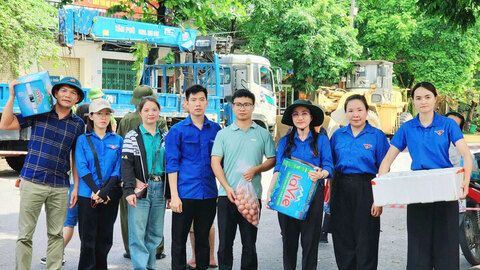 Đội hình sinh viên hỗ trợ khắc phục hậu quả bão số 11