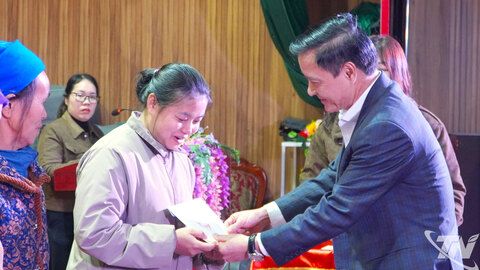 Lãnh đạo Ủy ban MTTQ tỉnh tặng quà Tết tại xã Ngân Sơn