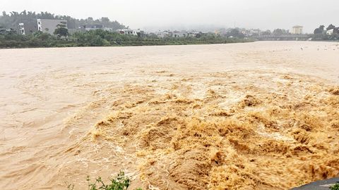 Mưa lớn, mực nước sông Cầu dâng nhanh, nhiều vị trí vượt mức báo động