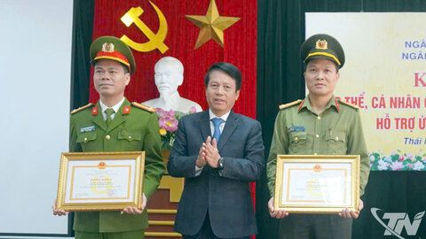 Khen thưởng đột xuất tập thể, cá nhân tham gia hỗ trợ ứng phó cơn bão số 11