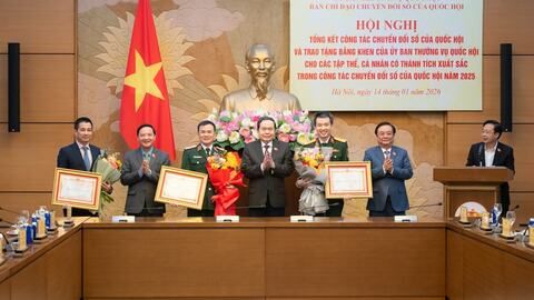 Chủ tịch Quốc hội Trần Thanh Mẫn trao Bằng khen cho các tập thể, cá nhân xuất sắc trong công tác chuyển đổi số