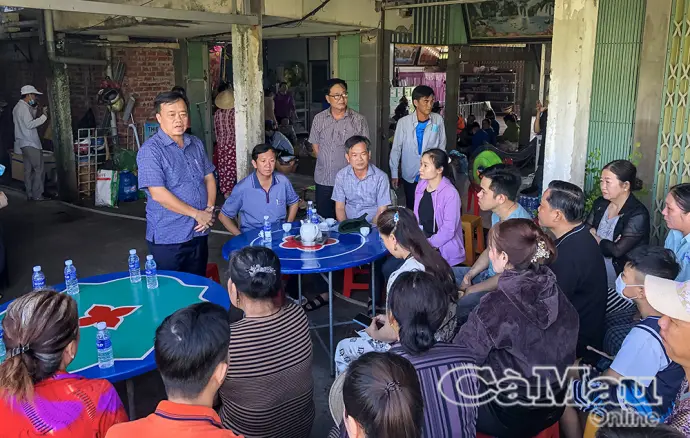 Lãnh đạo Tỉnh uỷ thăm hỏi, hỗ trợ tiểu thương bị thiệt hại do cháy chợ Thanh Tùng