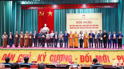 Phát huy vai trò của chức sắc tôn giáo, người dân tộc thiểu số tiêu biểu trong khối đại đoàn kết