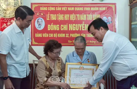 Tôn vinh người đảng viên lão thành kiên trung