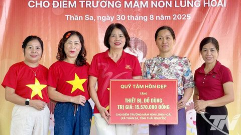 Tặng quà cho Điểm trường Mầm non Lũng Hoài