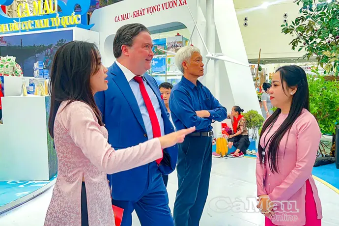 Đại sứ Hoa Kỳ Marc E. Knapper tham quan gian trưng bày tỉnh Cà Mau