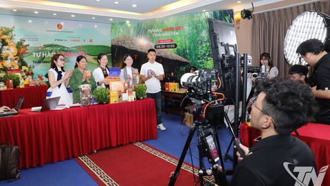 Nông dân xứ trà làm chủ 'cánh đồng số'