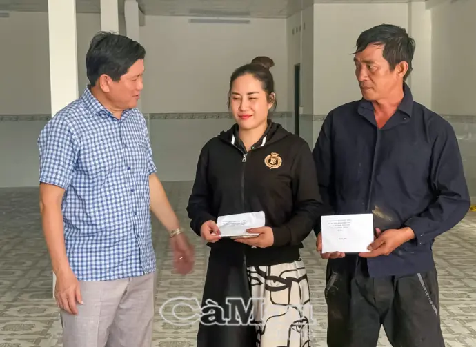 Phó Chủ tịch UBND tỉnh Lê Văn Sử thăm, hỗ trợ hộ dân bị thiệt hại do cháy