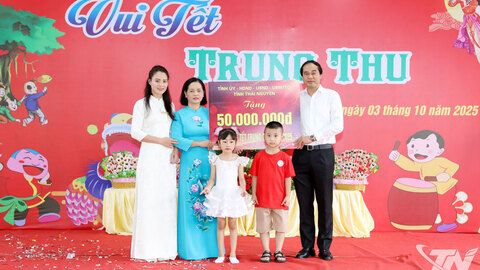 Đồng chí Bí thư Tỉnh ủy tặng quà Trung thu tại Trường Mầm non Quyết Thắng