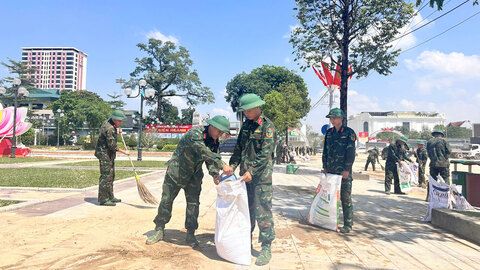 Hàng trăm bộ đội tham gia khắc phục hậu quả sau mưa lũ