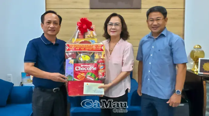 Chủ tịch HĐND tỉnh Phạm Văn Thiều thăm và tặng quà nguyên lãnh đạo tỉnh