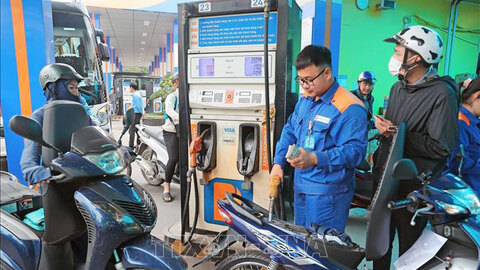 Giá xăng dầu tiếp tục giảm, xăng RON95-III giảm hơn 5.600 đồng/lít