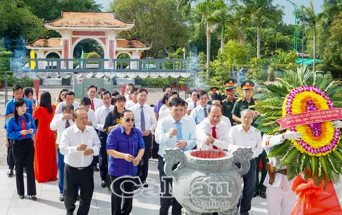 Thành kính tri ân Chủ tịch Hồ Chí Minh và các anh hùng, liệt sĩ