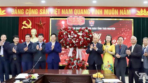 Đồng chí Đinh Quang Tuyên chúc mừng Ủy ban Đoàn kết Công giáo nhân dịp lễ Giáng sinh