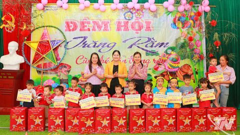 Lãnh đạo tỉnh tặng quà Tết Trung thu tại các trường học