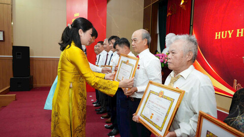 Xã Phù Đổng trao Huy hiệu Đảng đợt 2-9