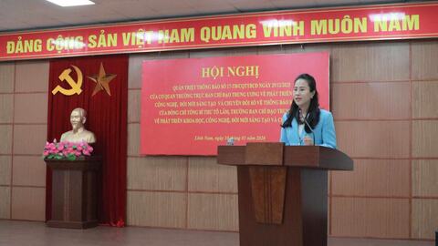 Cán bộ phường Lĩnh Nam tiên phong sử dụng công nghệ số trong công việc