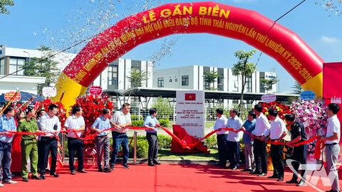Gắn biển công trình FDI chào mừng Đại hội Đảng bộ tỉnh