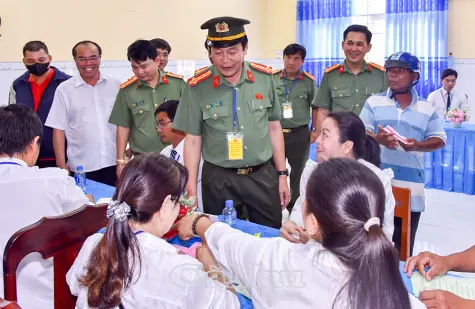 Đại tá Hồ Việt Triều kiểm tra công tác bảo đảm an ninh, an toàn ngày bầu cử