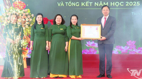 Trường Tiểu học Phú Xá đón nhận Huân chương Lao động hạng Nhất