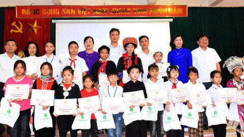 Trao học bổng cho học sinh nghèo vượt khó